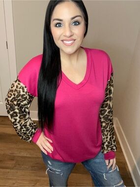 Plus Size XXXL Women's Fuchsia V-Neck Top with Leopard Print Sleeves